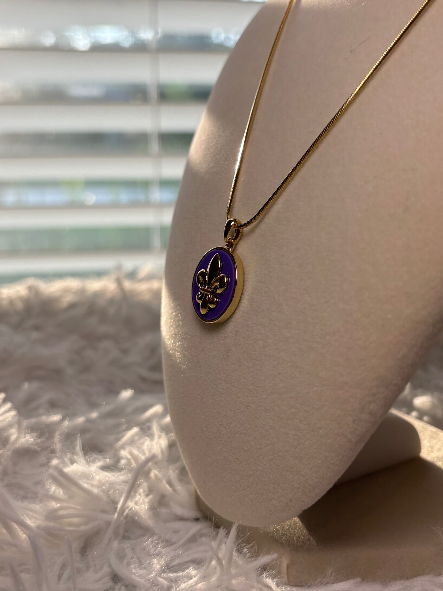 Gold Fleur De Lis Pendant Necklace