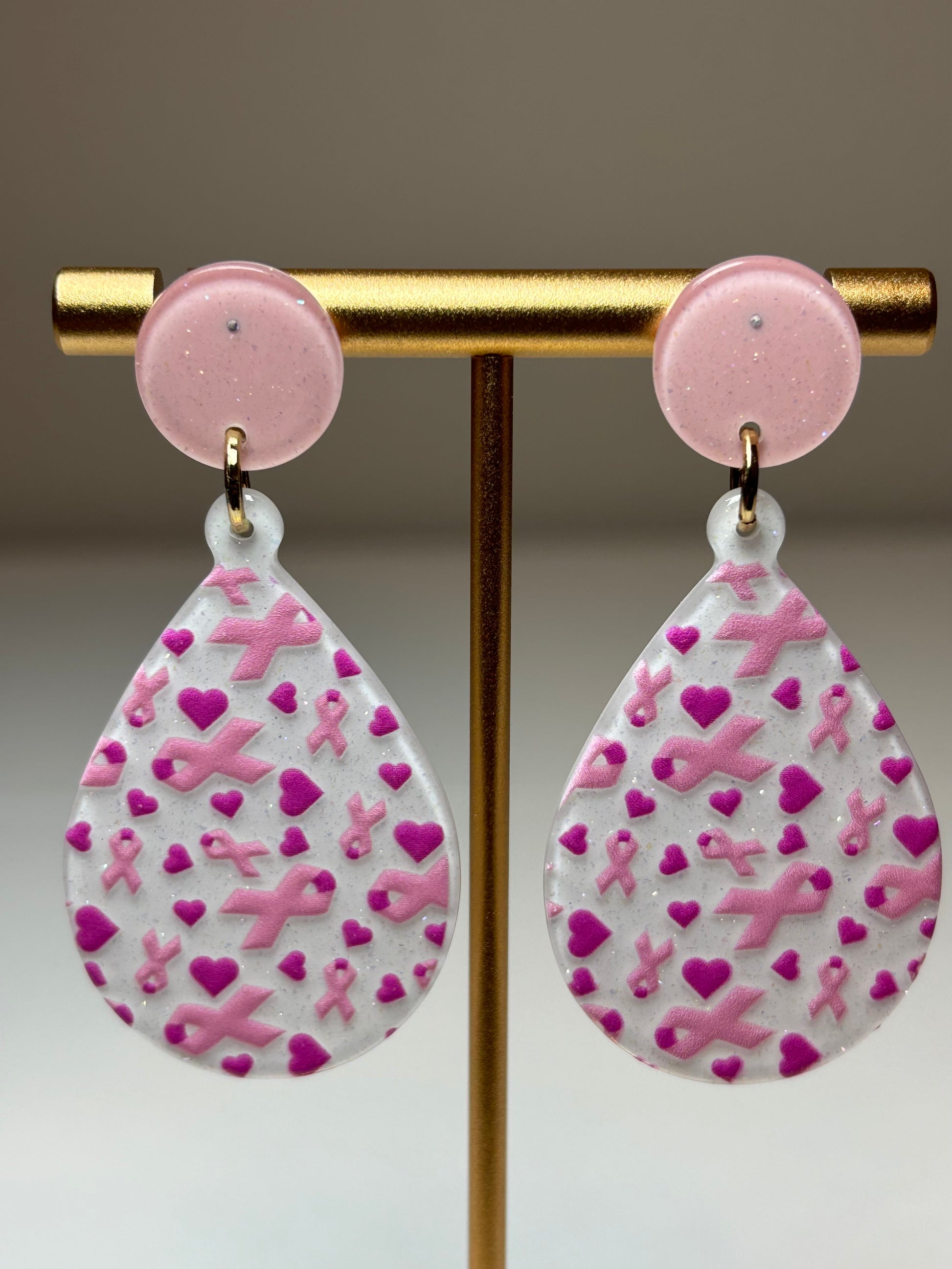 Post back teardrop-shaped earrings with pink and white pattern