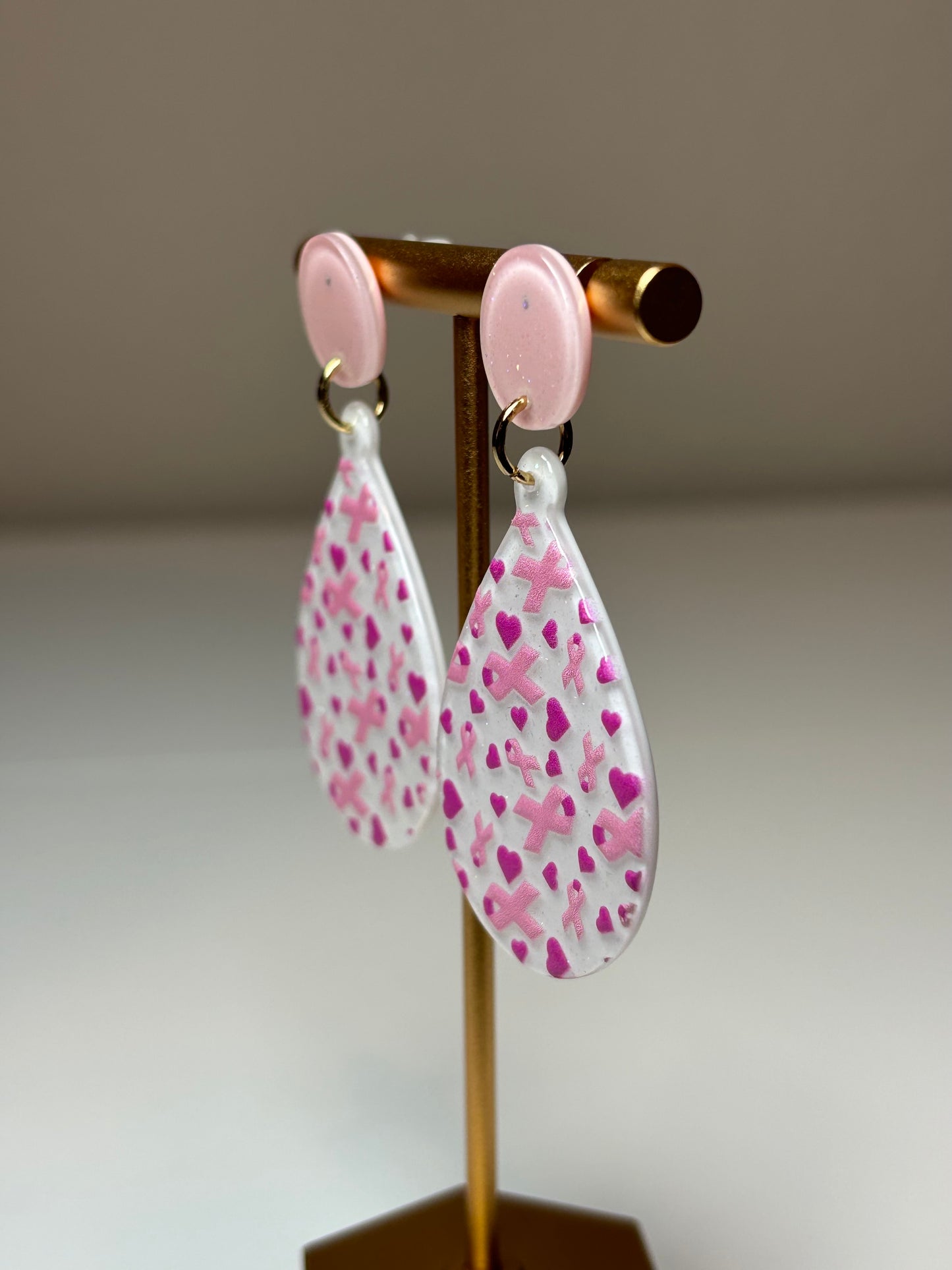 Post back teardrop-shaped earrings with pink and white pattern