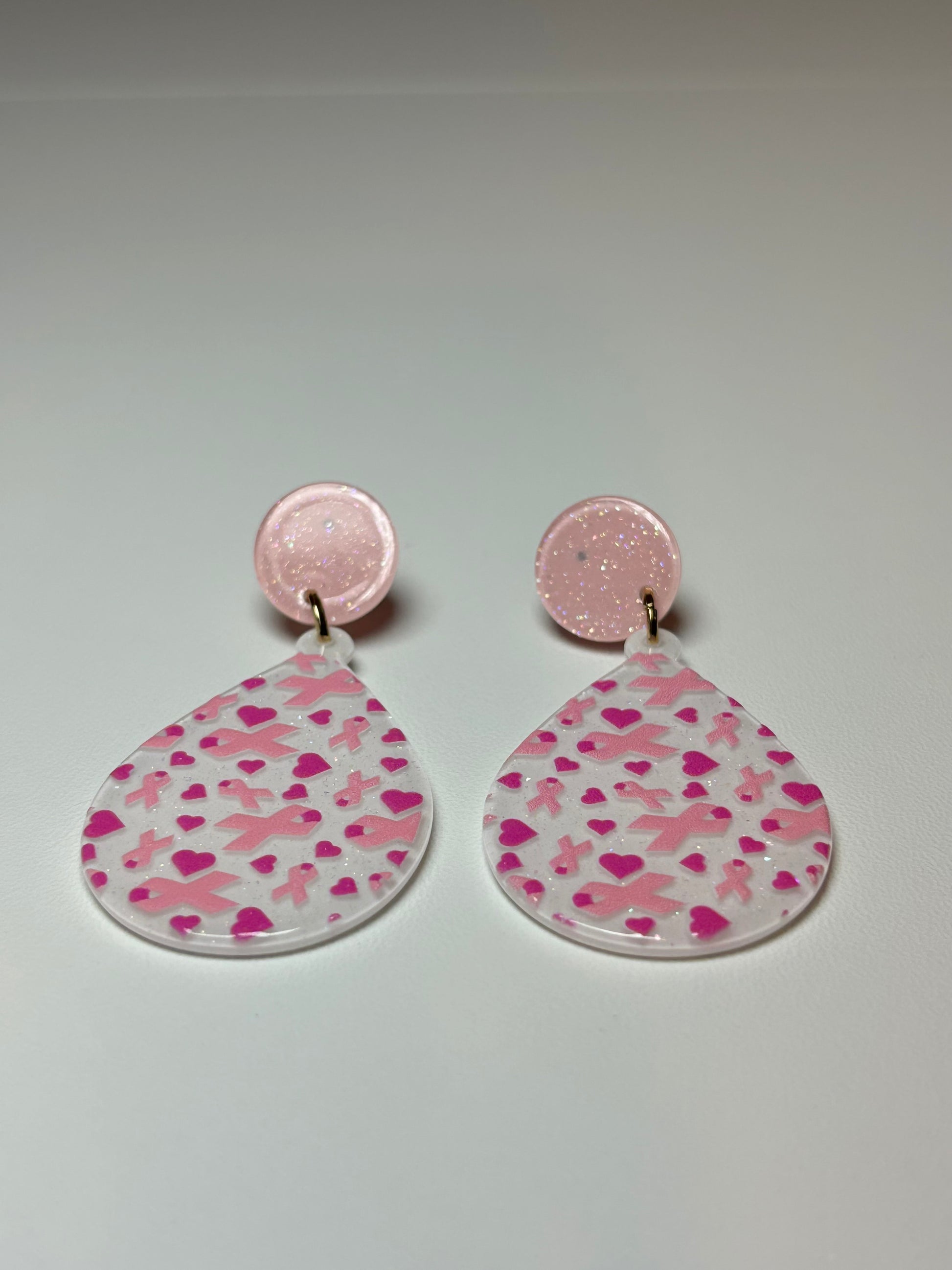 Post back teardrop-shaped earrings with pink and white pattern