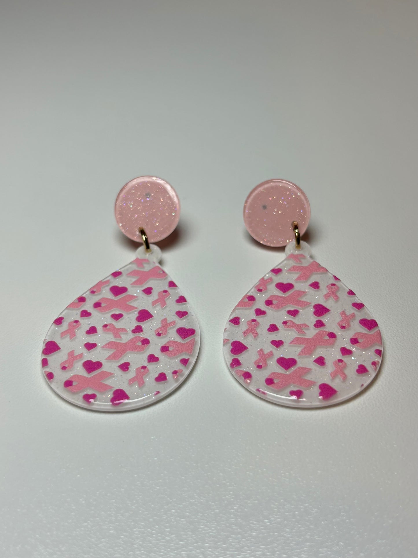 Post back teardrop-shaped earrings with pink and white pattern